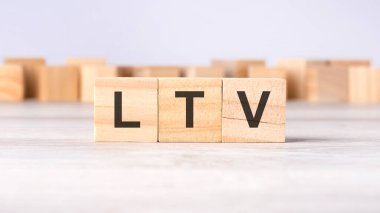 LTV - ahşap küplere yazılan kısaltma kavramı ya da açık gri arka plandaki bloklar. LTV - Yaşam Zamanı Değerinin kısaltılmışı