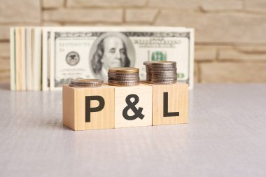 Tahta küplere ve Amerikan dolarları geçmişine P L harfleri. kar zarar kavramı