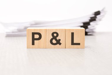 p ve l - tahta bloklarda metin. Geçmişi bir iş belgesi. Kar zarar konsepti. beyaz arkaplan