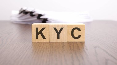 Ahşap küpler üzerinde KYC harfleri tahta masa üzerinde