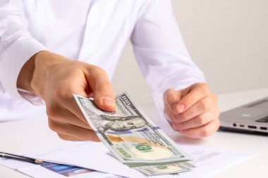 Amerikan doları, klasik ton efekti, gelir ve iş konsepti olarak el sıkışın..