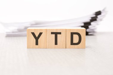 YTD - tahta bloklarda metin. Geçmişi bir iş belgesi. Finans kavramı. beyaz arkaplan