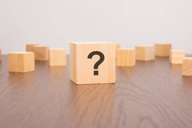 Tahta arkaplanda soru işareti olan küçük bloklar, metin için boşluk