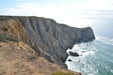 Portekiz 'in Algarve bölgesinde Lagoa yakınlarında bulunan çarpıcı kayalık bir manzaranın ön görüntüsü