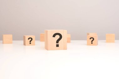 Tahta arka planda soru işareti olan tahta bloklar, yakın plan. Metin için boşluk