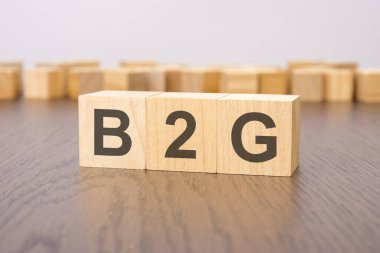 Tahta küplerle ilgili b2G metni. Hükümete iş yapmak için kısaltılmış kısaltma. Ahşap arka plan. Önplan