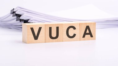 Hafif arkaplan üzerinde VUCA metni olan tahta bloklar