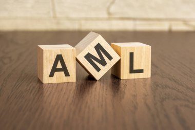 Ahşap bloklarda AML sembolleri olan kara para aklama kavramı.