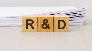 konsept kelime Ar-Ge - Ofis kağıdının beyaz arka planında küp üzerinde araştırma ve geliştirme. iş kavramı