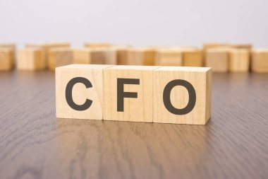 Ahşap küplerle ilgili mali işler müdürü metni. Finans müdürünün kısaltması. Ahşap arka plan. Önplan