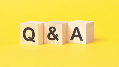 SMS Q ve A - Soru ve Yanıt - sarı arkaplanda tahta küplere yazılmış