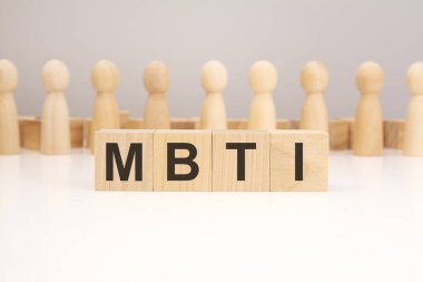 MBTI - beyaz arkaplanda tahta blok harflerinden oluşan kelime, metin için boşluk kopyala