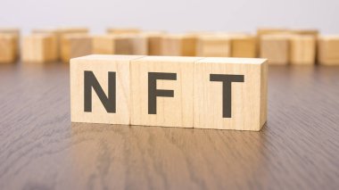 Tahta küplerle ilgili NFT metni. Funable Token 'ın kısaltması. Ahşap arka plan. Önplan