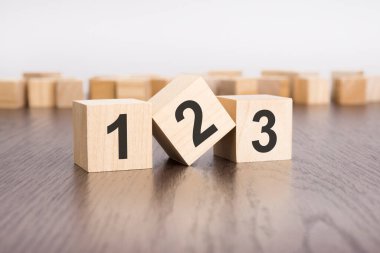 Tahta küplerle ilgili 123 metin. Ahşap arka plan. Önplan