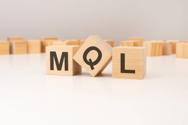 MQL - pazarlama vasıflı kurşunun kısaltması, tahta bloklar, metin, harfler üzerine kelime kavramı