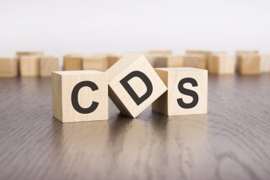 Tahta küplerle ilgili CDS metni. Ahşap arka plan. Önplan