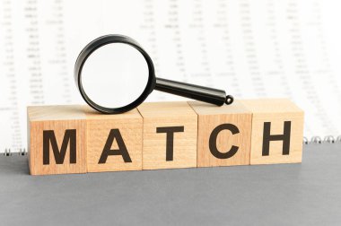 Büyüteç altındaki ahşap küplerde: eşleşme