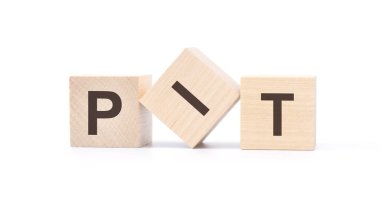 Beyaz arka planda harf çukurları olan üç tahta küp. Kişisel Gelir Vergisi kavramı