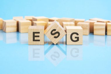 Mavi arkaplanda tahta bloklar üzerine ESG