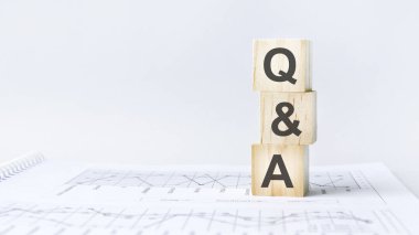 Tahta küpler üzerine soru-cevap metni beyaz arkaplan üzerine kopyalama alanı ile ahşap masa