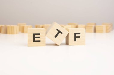 Tahta bloklar hakkında ETF kelimesi. Değiş tokuş Fonu kavramı, kopyalama alanı