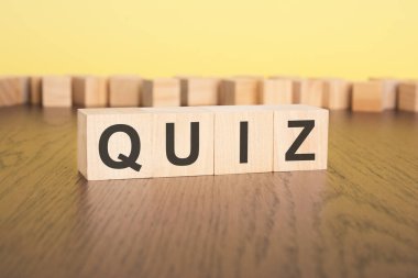 Kısa kelime İngilizce harfleri, küçük tahta bloklar üzerinde 