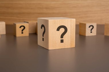 Tahta blok soru işaretleri gösteriyor. Karşıttez kavramı, olumlu ya da olumsuz iş seçimi, karşılaştırma