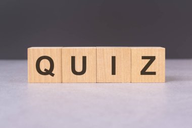 QUIZ - tahta bloklardan harflerle yazılmış metin, siyah arkaplanda üst görünüm