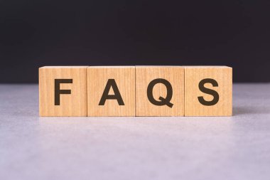 FAQS - tahta bloklardan harflerle yazılmış metin, siyah arkaplanda üst görünüm