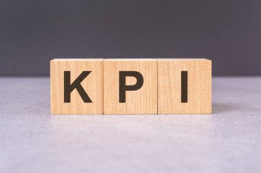 KPI - ahşap bloklardan kısaltma harflerle, siyah arkaplanda üst görünüm