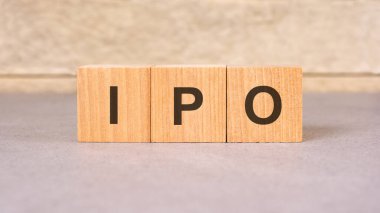 Tahta bloktaki halka arz metni beyaz arkaplanlı