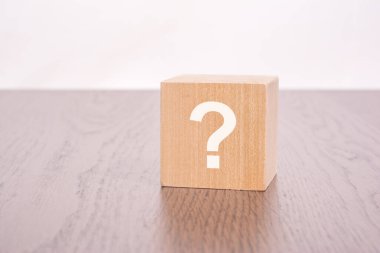 Kopya alanı olan beyaz arkaplan üzerinde soru işaretleri olan üç tahta blok