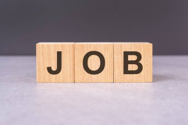 JoB - Tahta bloklardan harflerle yazılmış metin, siyah arkaplanda ön görünüm