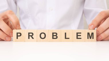 Karton arka planda ProbLEM yazılı tahta küpler. konsept fotoğrafı
