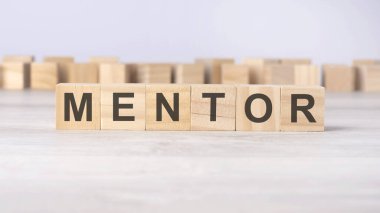 Kelimesi kelimesine ahşap küplere. Tasarım ve konseptin için. Gri arka planda tahta küpler. Büyüme, öğrenme ve anlamlı bağlantılar kurmak için temel.