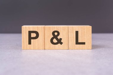 P ve L - tahta bloklardan harflerle yazılmış metin, siyah arkaplanda ön görünüm