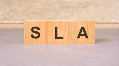 SLA ile ahşap blok, bir şirketin belli bir seviyede hizmet sunma kararlılığının somut bir temsili olarak duruyor.