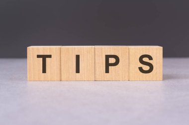 TIPS sözcüğünü oluşturan engeller - rehberlik, tavsiye ve yararlı önerilerle ilgili kavram. Küplerin kullanımı yararlı bilgi ve içgörü sağlamak için yapılandırılmış ve organize bir yaklaşımı iletir.