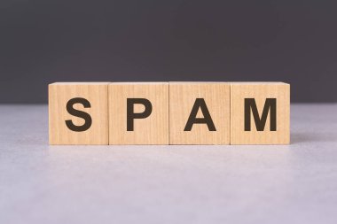 SPAM sözcüğünü oluşturan engeller - konsept, dijital iletişim deneyimlerini geliştirmek için etkili filtrelerin önemini vurgulayarak, e-posta pazarlamasındaki güçlükleri temsil etmektedir