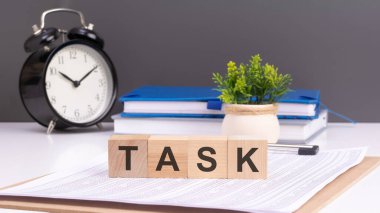 TASK kısaltmalı ahşap küpler ofis masasında