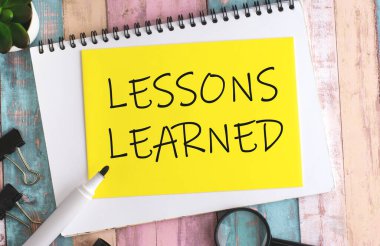 Çok renkli bir arka plana karşılık 'Az Öğren' metni istihdamla ilgili heyecan ve fırsatı akla getiriyor. Anı iletir, anı aktarır. Kariyer yolculuğunda.