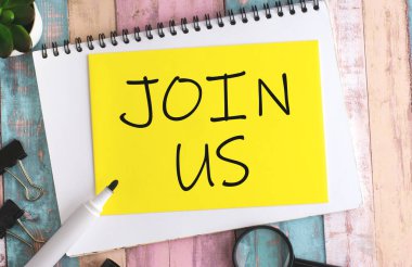 Amerika Birleşik Devletleri metninin çok renkli bir zemin üzerinde sunduğu konsept bir şeyin parçası olmak için bir davet ya da çağrı öneriyor. Bireyleri katılmaya teşvik etmek, kapsayıcılığı ima eder.