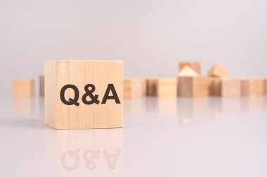 Tahta bloktaki soru-cevap metninin yakın çekim görüntüsü soru-cevap kavramını iletir