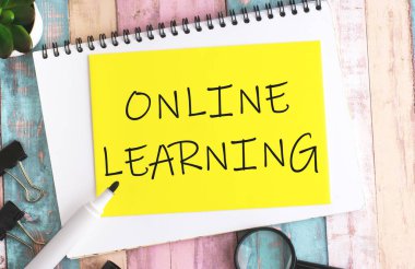 'ONLINE LeARNING' tarafından çok renkli bir arkaplana karşı bir sayfada iletilen kavram. dijital çağda eğitim olanaklarının erişilebilirliği ve çeşitliliği.