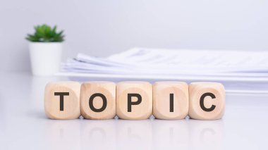 Tahta bloklar tarafından aktarılan ve 'TOPIC' olarak açıklanan kavram, belirli konu veya temaları belirlemeye veya tartışmaya odaklanılmasını önermektedir