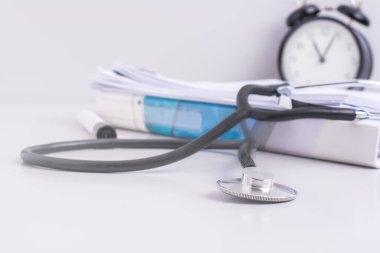 Siyah bir steteskobun yakın çekimi, sağlık muayenesi için hayati bir tıbbi araç, daha fazla içerik veya metin için geniş bir arkaplan ile gri bir zemin üzerinde konumlandırılmış.