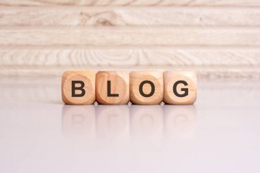 'BLOG' hecelenen tahta bloklar çevrimiçi içerik oluşturmayı, blog yazmayı, dijital iletişimi, bilgi paylaşımını ve kişisel ifadeyi sembolize ediyor