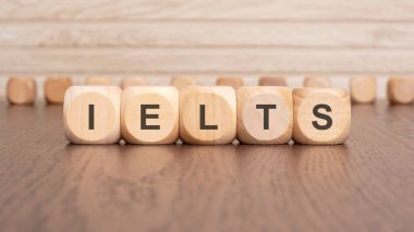 Metin ielts hafif arkaplandaki tahta bloklara yazılır