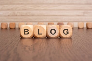 metin BLOG kahverengi arkaplandaki tahta bloklara yazılır