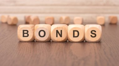Metin BONDS kahverengi arkaplandaki tahta bloklara yazılmıştır
